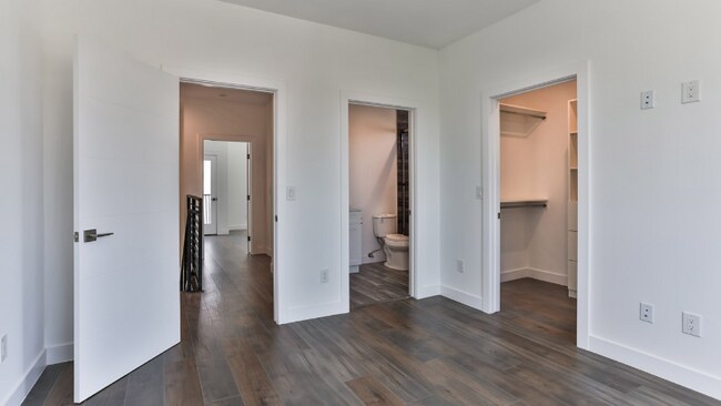 Building Photo - 3946 1/2 S Budlong Ave