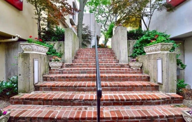 Building Photo - 812 Lombard St