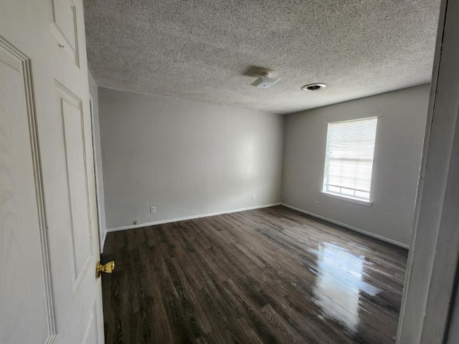 Building Photo - 1012 W 2nd St