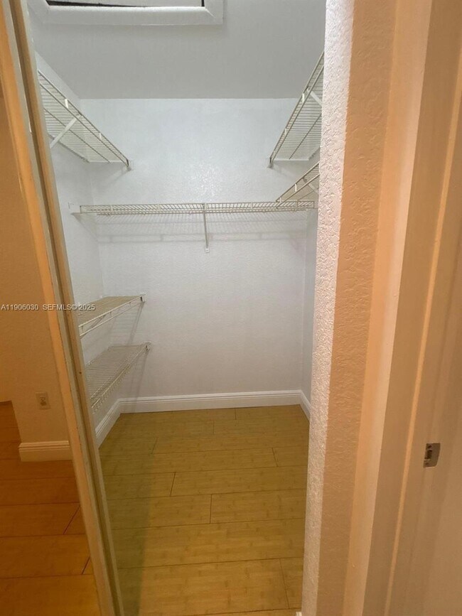 Building Photo - 2831 N Oakland Forest Dr