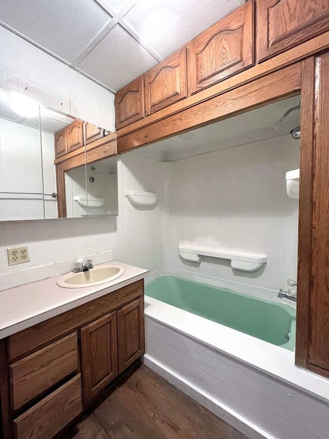 Building Photo - Bungalow Style 3 bed 2 bath home