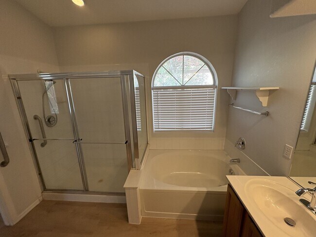 Building Photo - Sunrise & Sabino Canyon Four Bedroom Rental