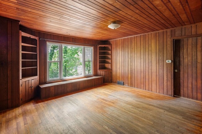 Building Photo - Royal Pines Cottage