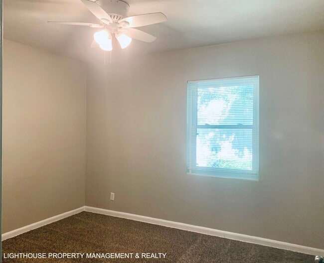 Building Photo - Large 4 Bed/2 Bath House with Carport & Fe...