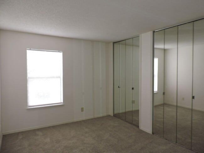 Building Photo - Convenient to schools, beaches, & shopping