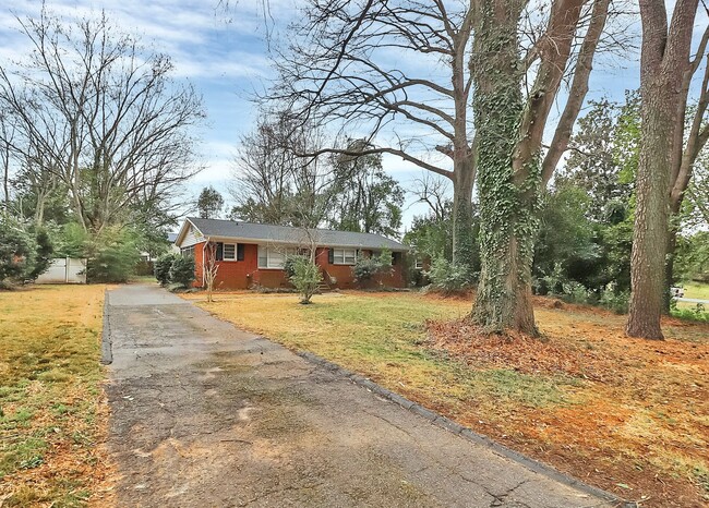 Building Photo - Updated Brick Home Minutes From Uptown