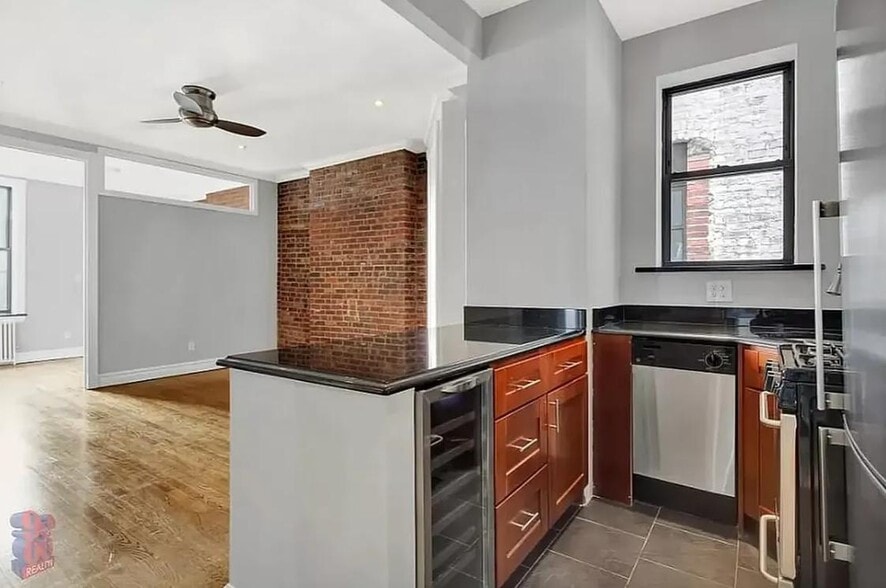 Building Photo - 248 Mott St