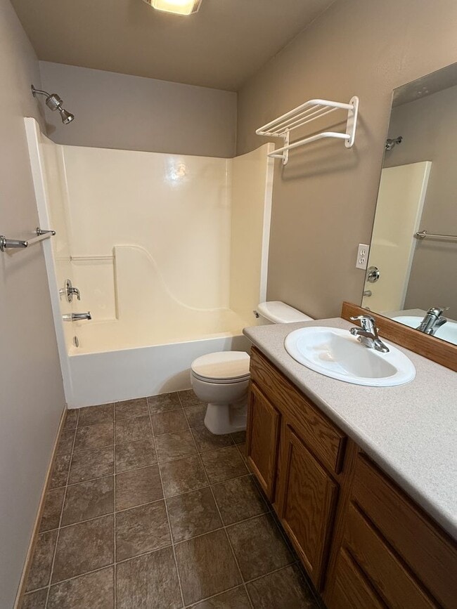 Building Photo - 3BR/2.5BA Home w/ Garage, Fenced Yard – Walk to Shops & Parkra