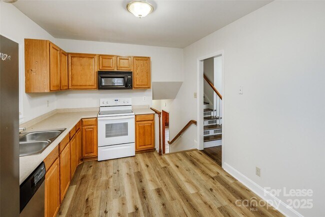 Building Photo - 7029 Yorktowne Dr