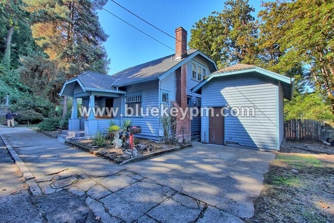 Primary Photo - 3 Bed, 2 Bath Craftsman Home on Dead End R...