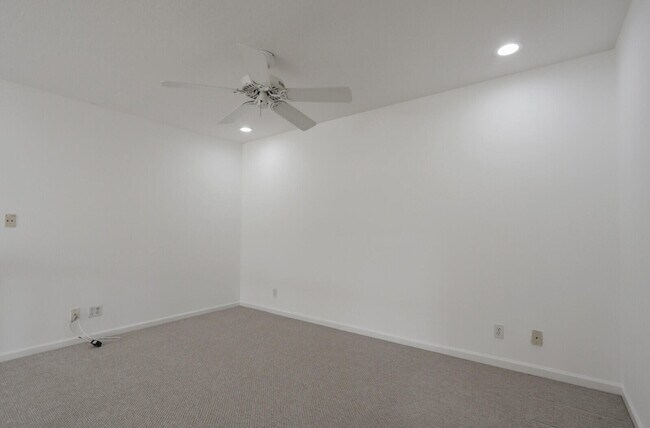 Building Photo - 479 Tequesta Dr