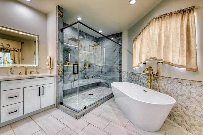 Building Photo - Stunning Green Valley, Guard Gated Community, Pool Home!