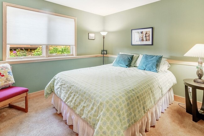 Building Photo - Flexible lease terms! Garage! Beautiful views!