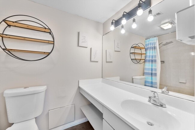 Building Photo - 3750 Victoria Dr