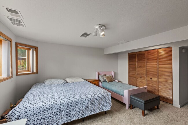 Building Photo - 2213 Grosvenor Ct