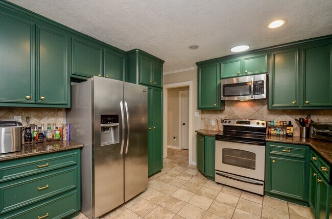 Building Photo - 4315 Fernwood Dr