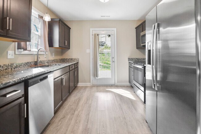 Building Photo - Pet Friendly Three Bedroom!