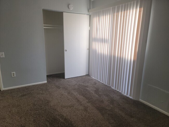 Building Photo - SW-2 bedroom- 1.5bath with 2 car garage Condo