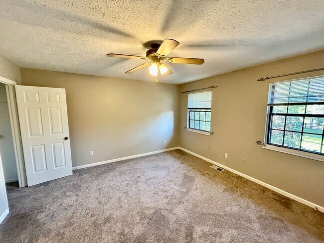 Building Photo - Cozy 2 Bed, 1.5 Bath in Lexington!