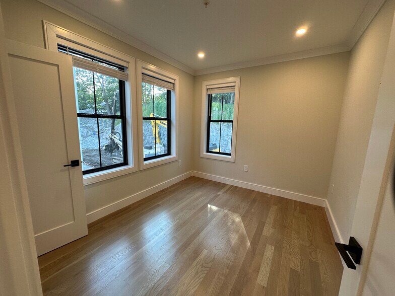 Building Photo - 279 Lamartine St