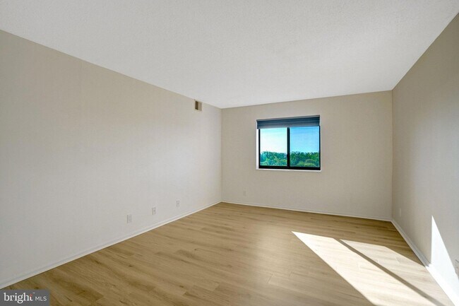 Building Photo - 5904 Mt Eagle Dr