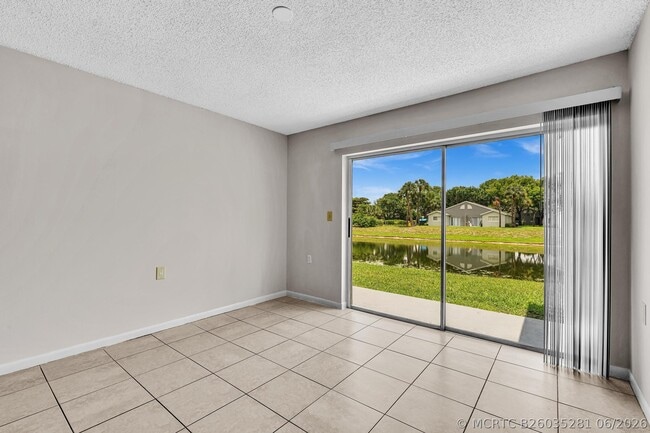 Building Photo - 1020 Lake Victoria Dr