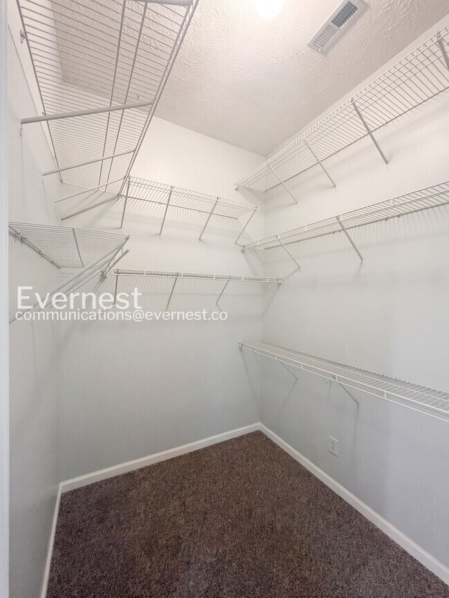 Building Photo - Limited Time Special Offer / 4 Bed, 2 Bath Home with Garage / Pet-Friendly / Available Now!