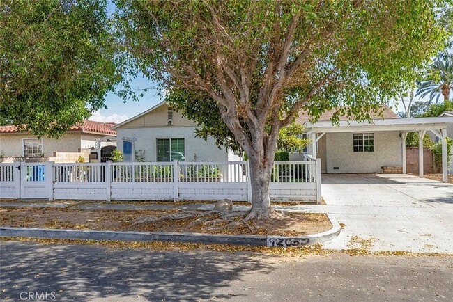 Building Photo - Lovely home nestled in the picturesque cit...