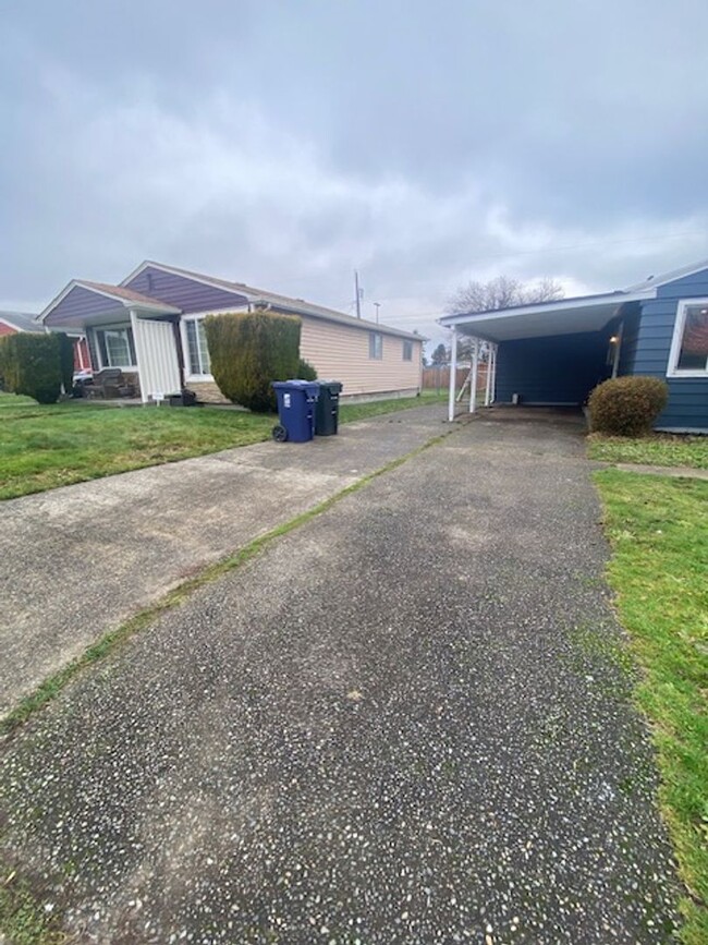 Building Photo - Updated 3 BD and 1 BA house in Tacoma! All...