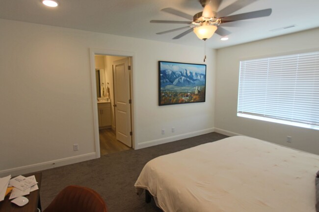 Building Photo - DESERT COLOR 3 Bed 2.5 Bath