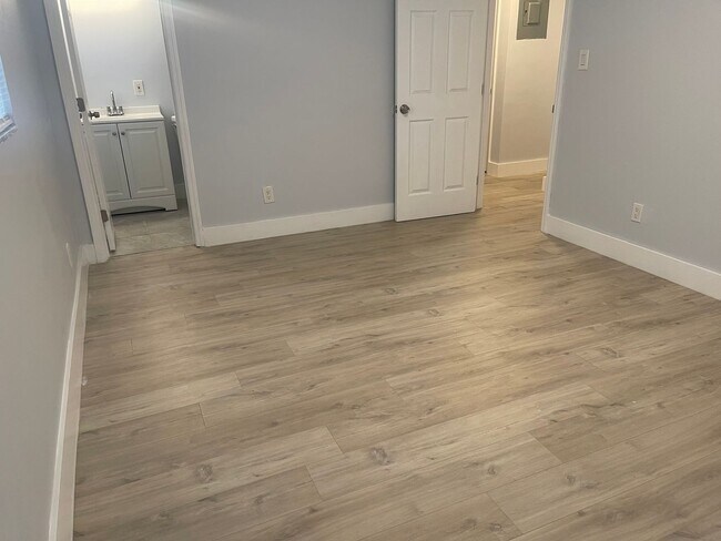 Building Photo - 780 NE 46th Ct