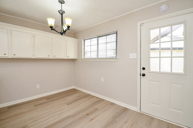Building Photo - 16015 Southampton Dr