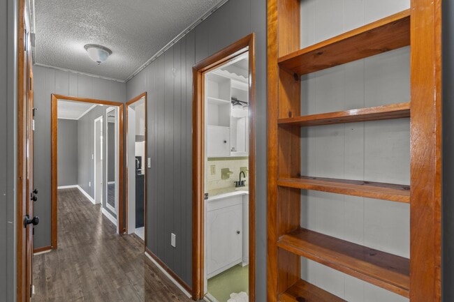 Building Photo - 3 bedrooms 2 bathroom