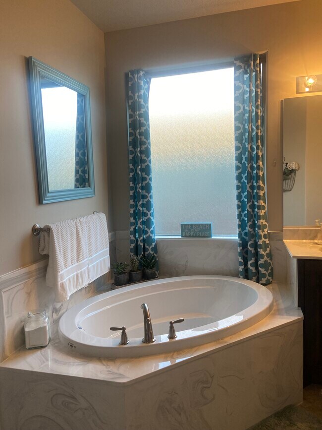 Building Photo - 463 E Ruby Pl