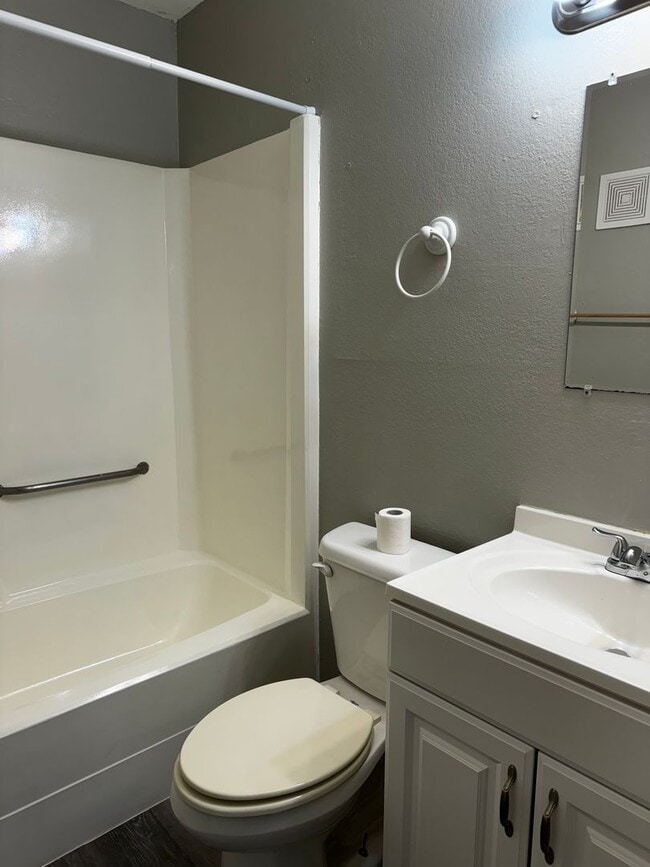 Building Photo - Charming 2/2 Condo Blocks from Baylor Campus!