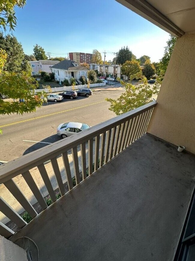 Building Photo - Nor Cal Realty, Inc - 2 bedroom 1.5 bath c...