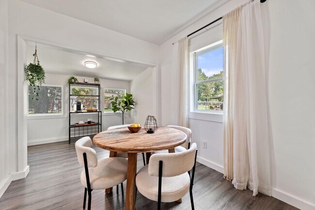 Building Photo - 1010 Long St