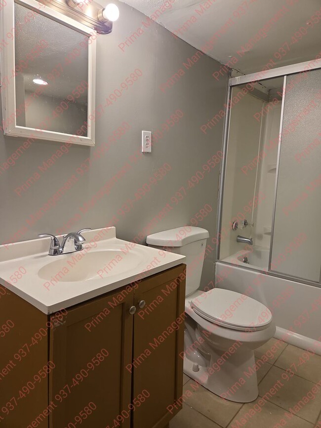 Building Photo - Great 3 bed 2 bath with AC close to everything!