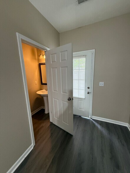 Building Photo - 518 Oakside Pl