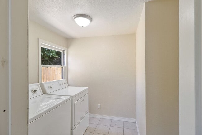 Building Photo - Eastside Charmer with 3 bedrooms 1.75 bath...