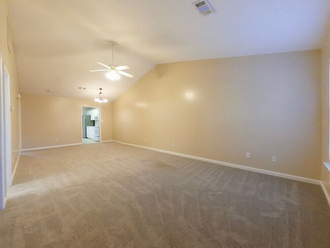 Building Photo - Two Bedroom End Unit Townhome in Evans!