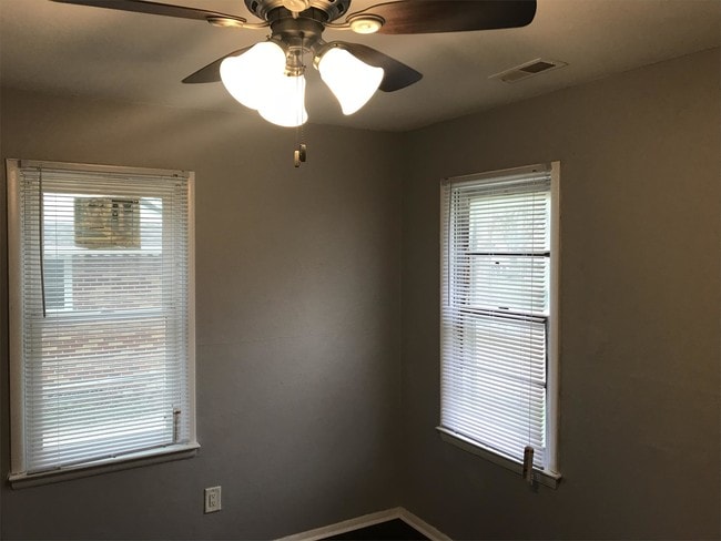 Building Photo - 1018 Lewis Ave