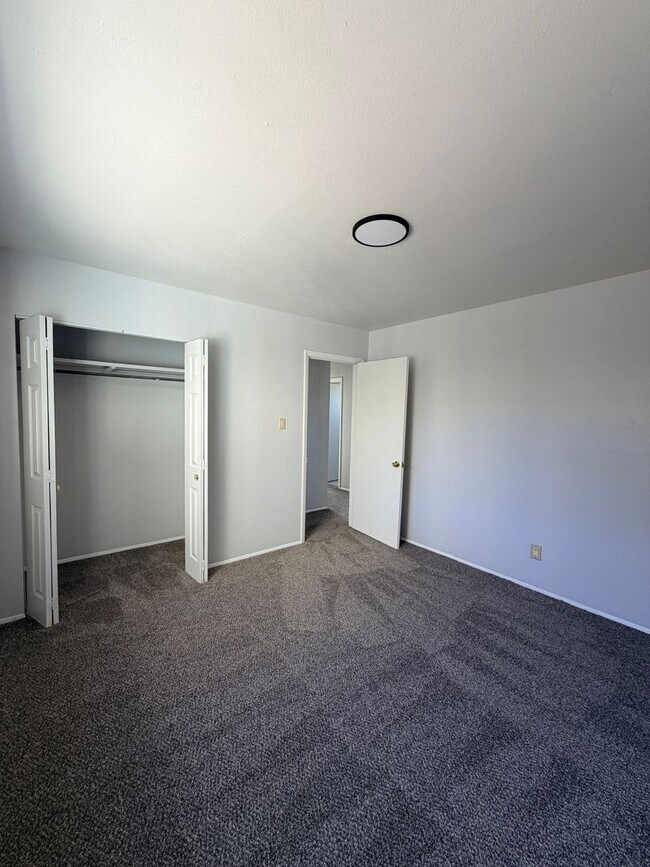 Building Photo - 402 E 18th St