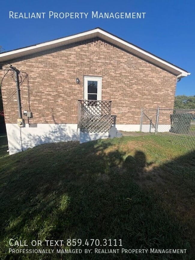 Building Photo - 617 Barefoot Dr
