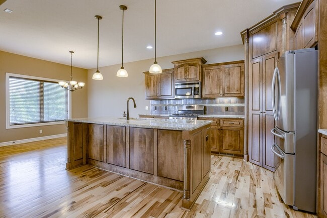 Building Photo - Beautiful 4 Bedroom In Shadow Lake!!