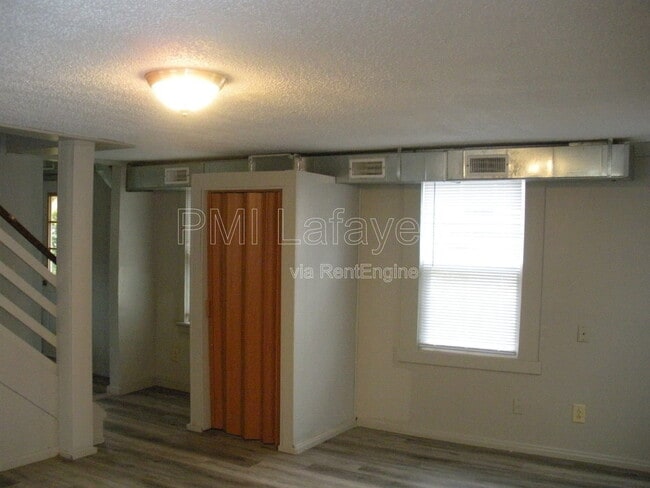 Building Photo - 106 E Vine St