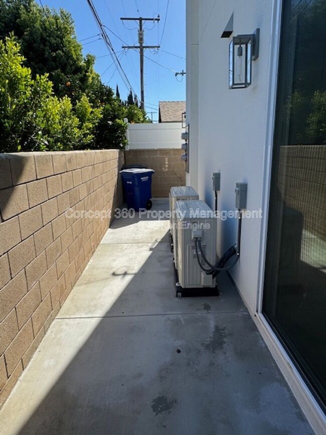 Building Photo - 6170 Briercrest Ave