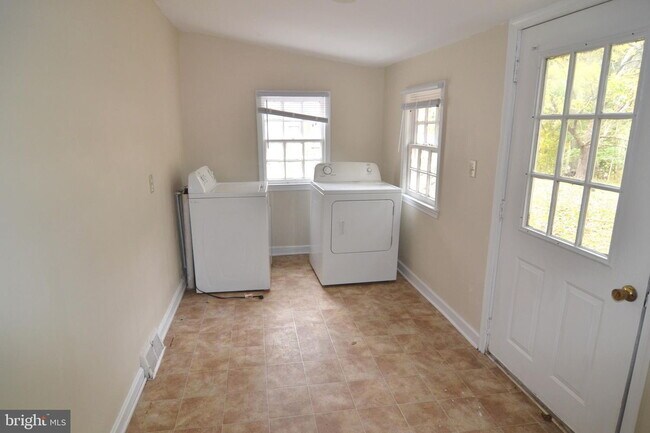 Building Photo - Beta Place #4