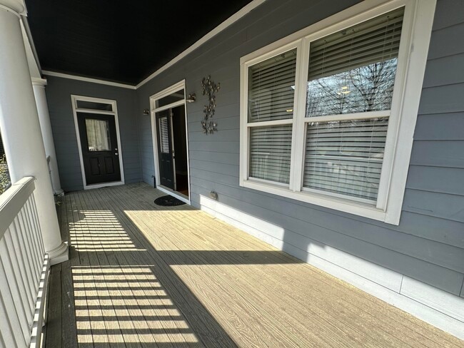 Building Photo - 321 Landing Dr