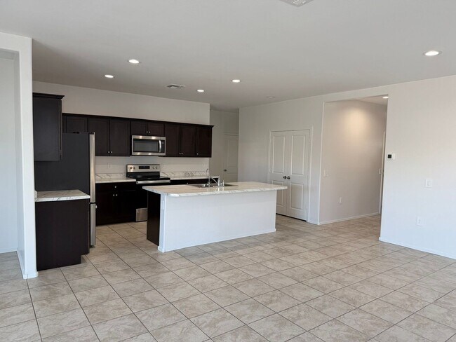 Building Photo - 9427 E Alfalfa Dr